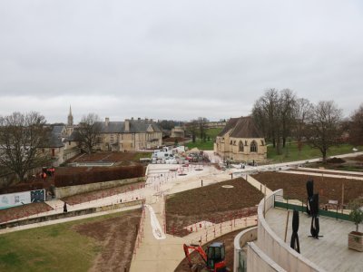 Les travaux se poursuivent dans l'enceinte du château, qui doit être inauguré à la fin du mois de mars 2025.