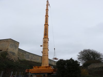 La grue, qui étonne quelques Caennais depuis lundi.