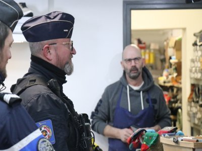 Stéphane Lecointre échange avec les policiers et gendarmes.