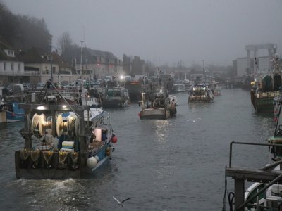 C'est à la tombée de la nuit, et sous le brouillard, que les bateaux sont entrés à Port-en-Bessin.