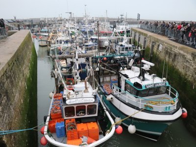 Les bateaux, prêts à entrer dans le port pour débarquer.