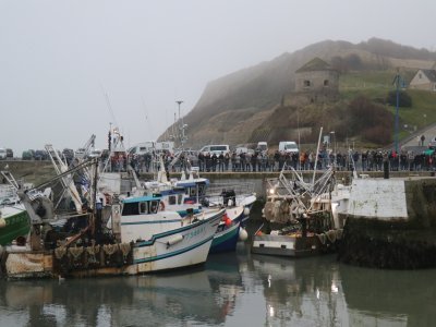 La foule se massait petit à petit derrière les barrières avant le début du défilé.