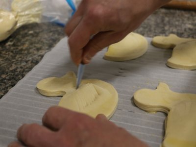 Après avoir mis sa crème d'amande recouverte d'une autre couche de pâte feuilletée, Michaël Heude a pris un couteau pour dessiner sur sa pâte. Une étape qui permet ensuite à la cuisson d'avoir des formes sur le feuilletage.