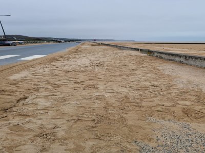 La route aussi a été recouverte par le sable. - J'irais revoir ma Normandie