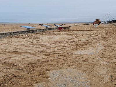 La promenade recouverte de sable. - J'irais revoir ma Normandie