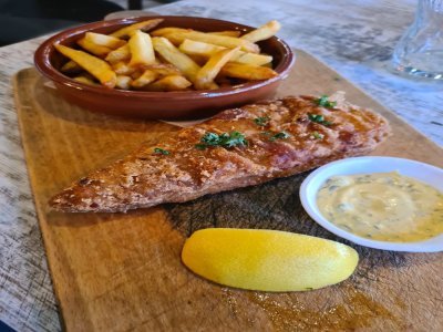 Fish and chips, sauce tartare.