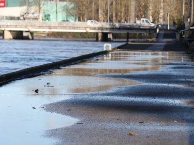 L'Orne déborde devant les Rives de l'Orne.