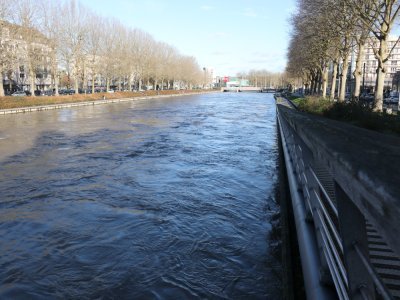 Le débit est fort, et le niveau de l'Orne est monté plus haut qu'à la normale.