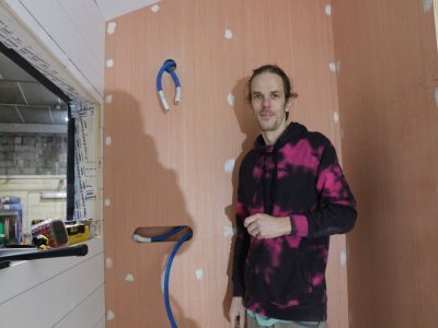 Clément Arcelus est menuisier au sein de La Fabrik à Yoops. Une fois que chaque morceau de la tiny house a été coupé, il peut commencer à assembler les pièces entre elles. Polyvalent, il porte aussi la casquette d'électricien.