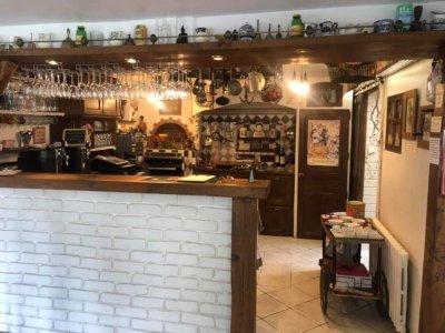 Le bar est installé dans la cuisine du couple. - Bistrot "La Maison"