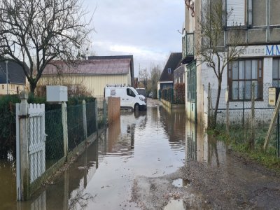 La ville de Gournay-en-Bray a été touchée par les crues jeudi 9 décembre. Le lendemain, l'eau était encore visible dans certaines rues de la commune.