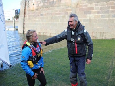 La jeune navigatrice avait été accueillie par quelques supporters dont son papa Arnaud, à Cherbourg. - Benoît Merlet