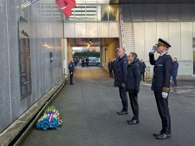 Le ministre de l'Intérieur, entouré du maire et ancien Premier ministre Edouard Philippe et du préfet, a déposé une gerbe en hommage aux policiers morts pour la France.