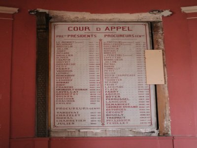 De nombreuses personnes ont officié dans ce palais de justice. Des noms d'avocats, de présidents de chambres, mais aussi de procureurs, sont inscrits dans l'une des salles d'un des étages du Palais Fontette.