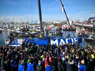 A l'arrivée au ponton, une foule de journalistes venus du monde entier ont accueilli le skipper. - Jean-Louis Carli - Alea