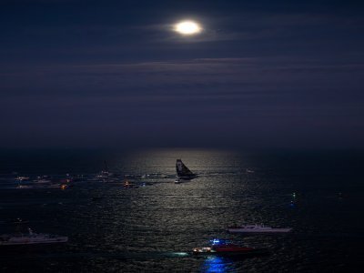 La lune a accompagné les dernières minutes de course de Charlie Dalin. - Olivier Blanchet - Alea