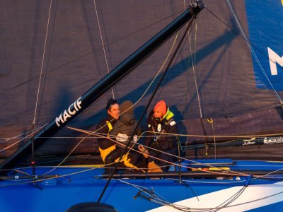 Parmi les premiers à monter sur l'Imoca après le passage de la ligne : la compagne de Charlie Dalin et son fils, Oscar. - Jean-Marie Liot - Alea