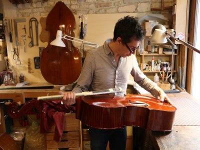 Les instruments sur mesure sont commandés par des musiciens confirmés. Ils sont construits pour une personne en particulier, autour d'un échange à la fois technique et émotionnel.