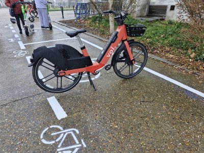 Aux emplacements les plus fréquentés, des emplacements dédiés aux vélos sont désormais visibles, à côté de ceux destinés aux trottinettes.