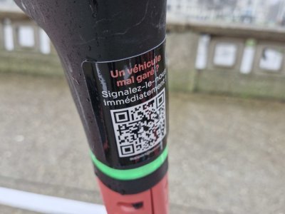 Un sticker permet de signaler un véhicule mal garé.