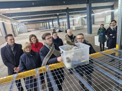 Pas de pose de la première pierre mais "de la première caisse" pour Nicolas Mayer-Rossignol, président de la Métropole Rouen Normandie, entouré d'élus locaux, représentants de l'Etat ou des collectivités qui participent au financement.