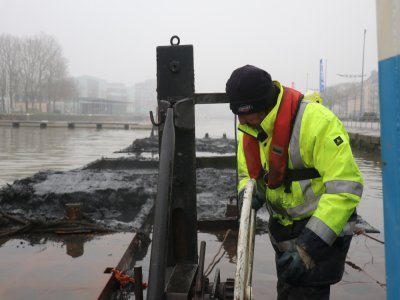 Vivien Dupuy accroche bien solidement la barge à son pousseur, pour la tracter sur des centaines de mètres.