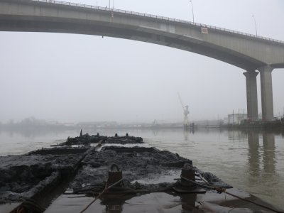 Nous passons sous le viaduc de Calix avec la barge.