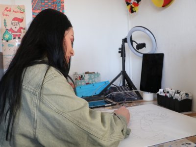 Joanny Masse dessine et peint quotidiennement en live sur TikTok pour montrer l'évolution de son travail à ses abonnés, pour se sentir un peu "moins seule" et partager sa passion pour la peinture.