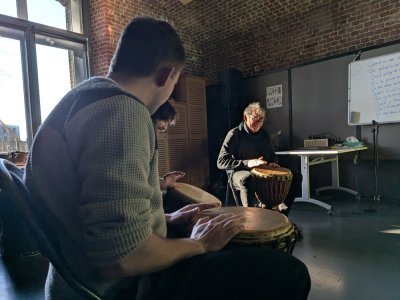 Les bénéficiaires sont encadrés par des musiciens expérimentés.