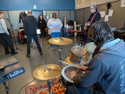 Batterie, piano, guitare, basse, chant… Pas besoin d'être musicien, on apprend !