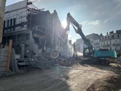 Les curieux se pressent derrière les palissades pour observer le chantier.