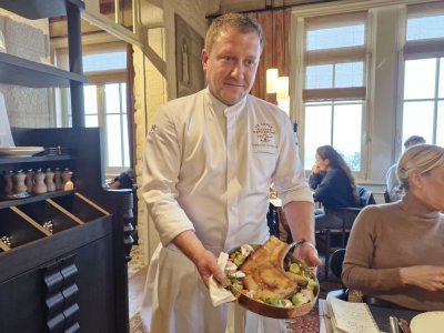 Le chef Thibault Schach tient le meilleur plat, à mon goût, du restaurant : la côte de cochon.