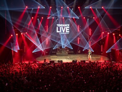 Julien Lieb, ex-candidat de la Star Academy a lui aussi fait chanté le public du Tendance Live à Alençon. - Anthony Amolda