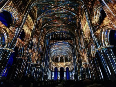 La cathédrale se raconte à la première personne. Les grandes lignes de son histoire sont détaillées, depuis la première église romane voulue par Rollon jusqu'aux bombardements de la Seconde Guerre mondiale.