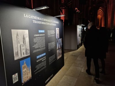 A son entrée dans la cathédrale, le public est invité, sous une lumière tamisée, à déambuler au son d'un piano pour découvrir l'exposition qui est consacrée à l'histoire de Notre-Dame. Une première mise en ambiance.