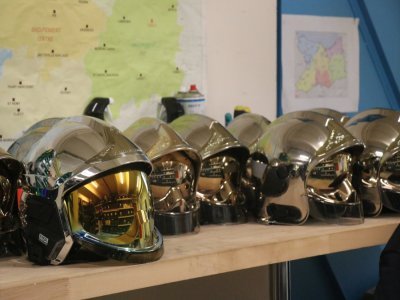 Après toute intervention, le casque des pompiers revient aux services techniques. Il doit être nettoyé et vérifié pour servir à nouveau. La protection du pompier est essentielle pour tous les agents.