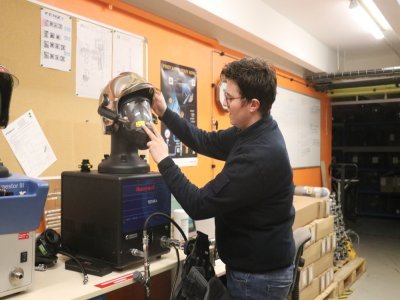 Les ARI, appareils respiratoires isolants, sont essentiels aux pompiers. Pour s'assurer que ce masque fonctionne, une machine simule la respiration. "Tout est hyper contrôlé et tracé", affirme Amélie Fourrey.