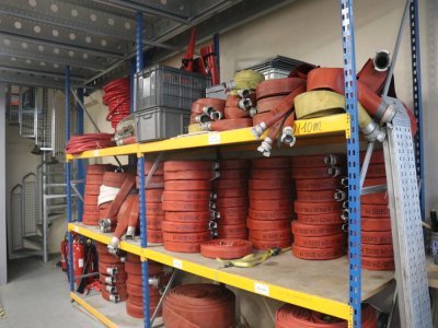 Voici le stock de lances des pompiers. Dès qu'un centre de secours a un besoin, il sera livré lors de la prochaine navette.