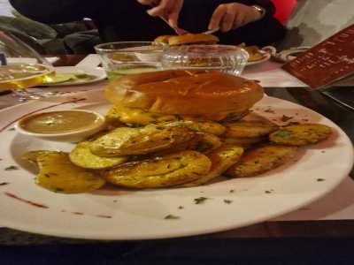 Le cheeseburger et son bu brioché, accompagné d'une sauce au poivre. 