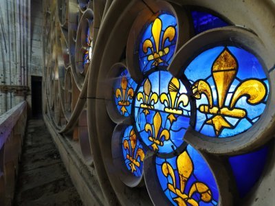 La fleur de lys sur fond azur fait ici référence au blason du monastère. - Thomas Boivin