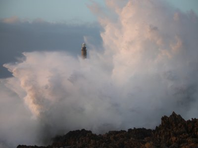 Le phare de Goury a été balayé par les vagues. - © Nicolas Rottiers