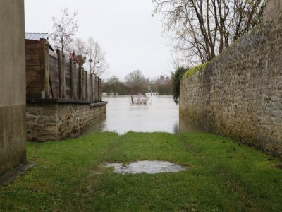 La Sarthe est sortie de son lit et s'est invitée dans plusieurs propriétés privées.