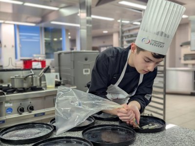 Les candidats avaient trois heures pour concocter dix assiettes du dessert de leur choix.