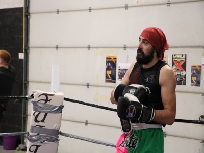 L'Atelier du Combat est à la fois un lieu pour le loisir et pour la compétition. Certains élèves ont même participé à des tournois internationaux, comme Valentin Lebahy, à droite, champion du monde de MMA amateur en K1.