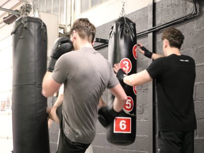 La salle possède tout le matériel nécessaire pour l'entraînement : sacs de frappe, mannequins, ring ou tatami, mais aussi appareils de musculation et de cardio. Une cage de MMA doit bientôt être installée. 