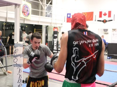 L'Atelier du Combat est à la fois un lieu pour le loisir et pour la compétition. Certains élèves ont même participé à des tournois internationaux, comme Valentin Lebahy, à droite, champion du monde de MMA amateur en K1. 