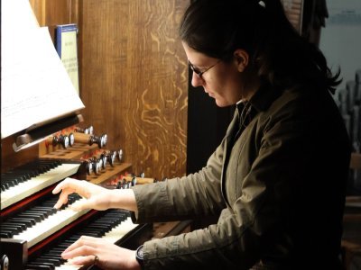 Trois claviers pour les mains, un au sol pour les pieds et une soixantaine de registres :
j'ai tenté de jouer de l'orgue sur celui de l'abbatiale Saint-Etienne.