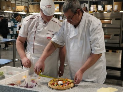 Les participants doivent convaincre un double jury : un jury de fabrication, qui évalue la préparation de la pâte, la cuisson, le temps de préparation et le respect du diamètre de 29cm, et un jury de dégustation.