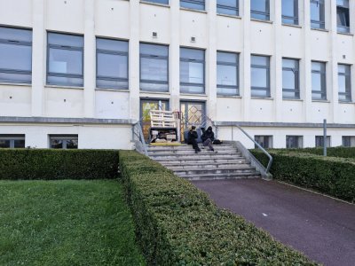 Quelques étudiants tiennent les barrages.