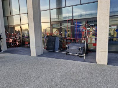 Des objets de chantiers ou encore des poubelles servent à bloquer les portes.